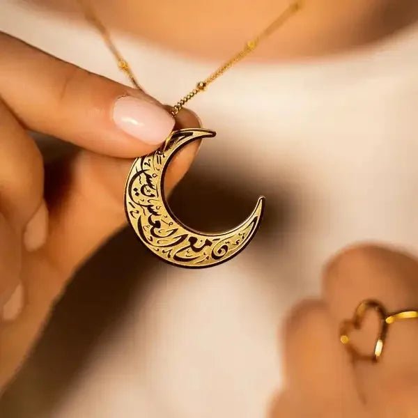 Inna Ma’al Usri Yusra Crescent Moon Necklace - Ergosalah - Ergonomic padded prayer mat for knee support