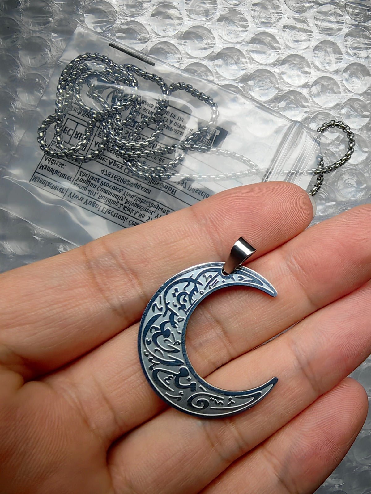 Inna Ma’al Usri Yusra Crescent Moon Necklace - Ergosalah - Ergonomic padded prayer mat for knee support