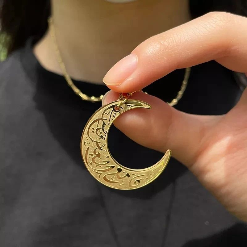 Inna Ma’al Usri Yusra Crescent Moon Necklace - Ergosalah - Ergonomic padded prayer mat for knee support